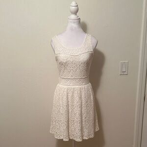 Elegant Lace Sleeveless Dress - Off white